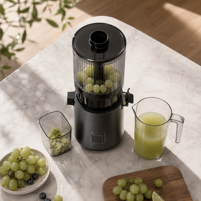 프레시 스마트 HJ303 엑스트라 와이드 저속 착즙기 – 155mm 투입구, 2400ml 호퍼, 200W 콜드 프레스 및 셀프 클리닝 기능으로 온 가족의 주스 타임을 즐겁게 만들어주는 착즙기